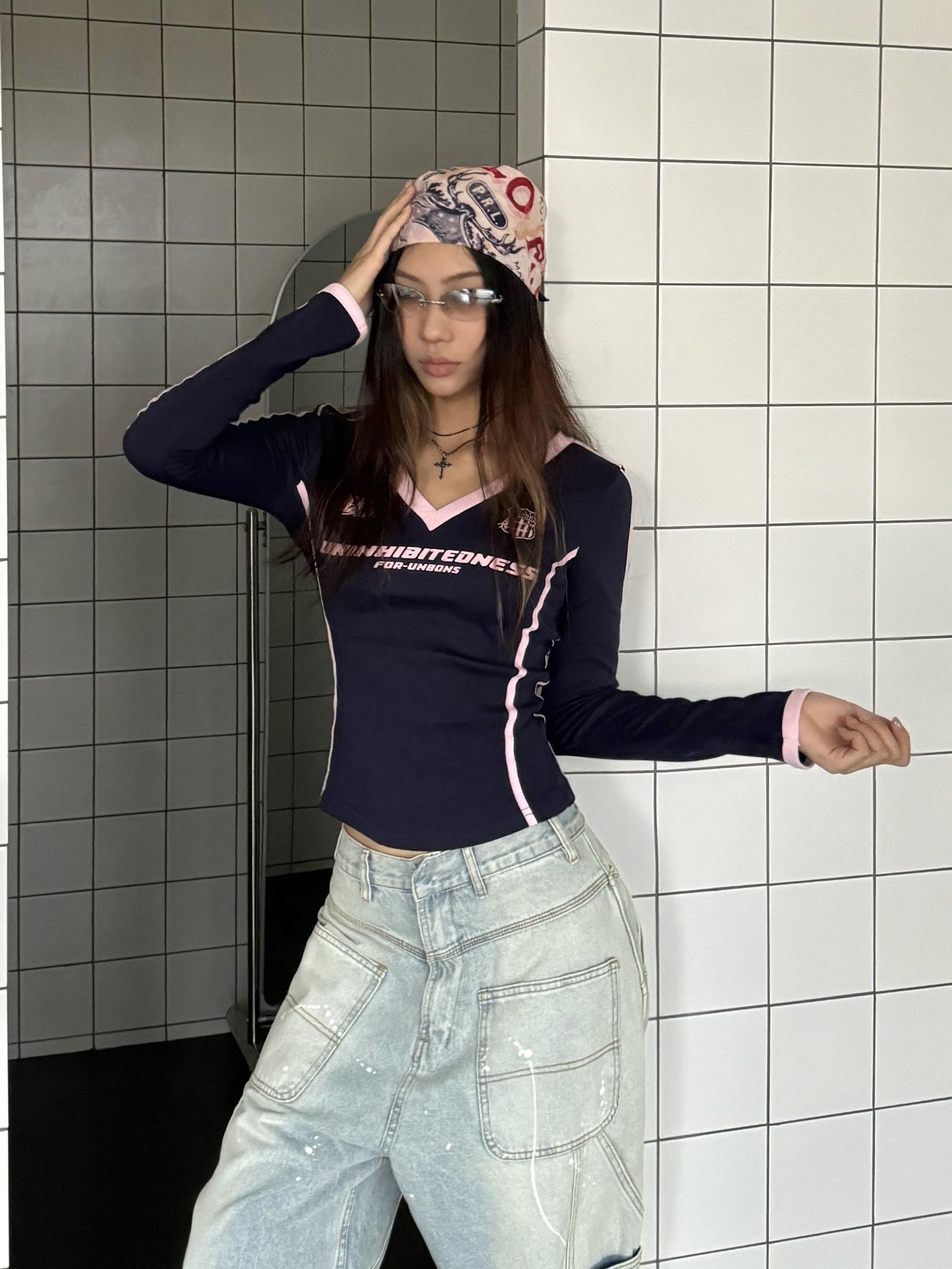 Color-Blocked V-Neck Long Sleeve T-Shirt - Slim-Fit Jersey Top for Trendy American Style, Perfect for Y2K and Streetwear Looks Color-Blocked V-Neck Long Sleeve T-Shirt - Slim-Fit Jersey Top for Trendy American Style, Perfect for Y2K and Streetwear Looks