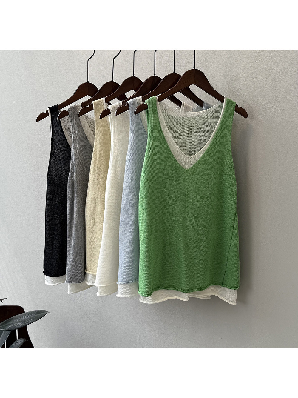 Color-Blocking Faux Two-Piece Vest for Women - V-Neck Sleeveless Fitted Summer Top, Trendy 2025 Fashion Color-Blocking Faux Two-Piece Vest for Women - V-Neck Sleeveless Fitted Summer Top, Trendy 2025 Fashion