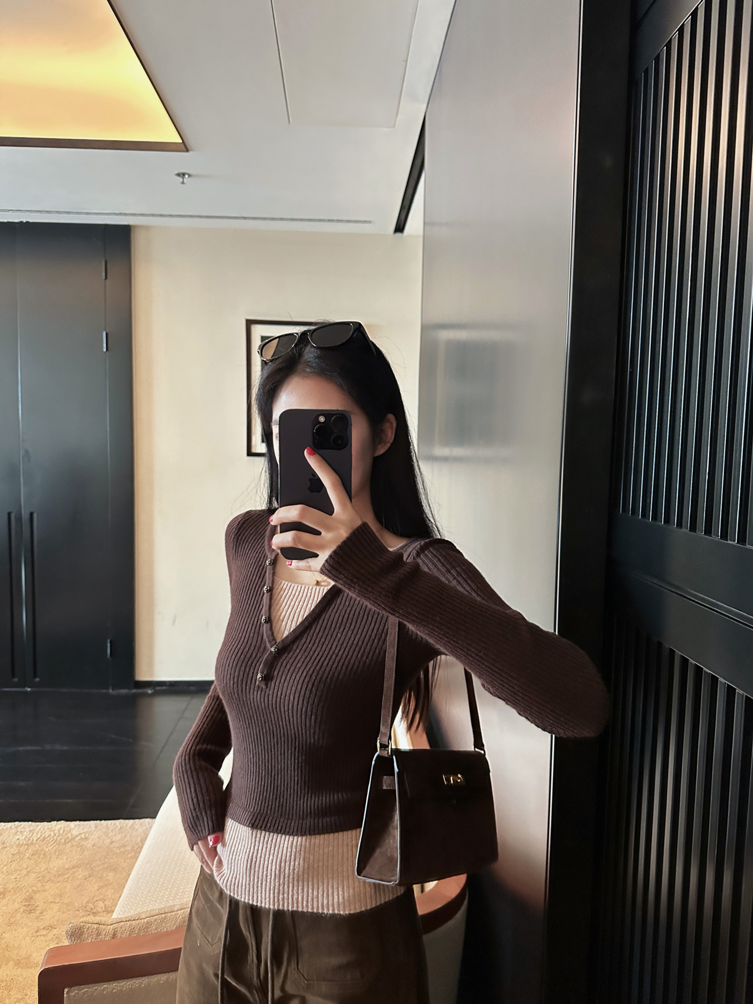 Color-Blocking Rabbit Fleece Spliced Faux Two-Piece V-Neck Knitted Base Top – Trendy 90s-Inspired Style for Modern Outfits Color-Blocking Rabbit Fleece Spliced Faux Two-Piece V-Neck Knitted Base Top – Trendy 90s-Inspired Style for Modern Outfits