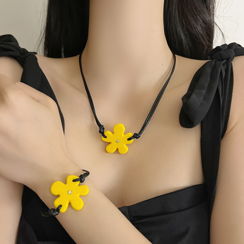 Colorful Acrylic Flower Diamond-Inlaid Necklace for Women - Elegant Clavicle Chain for Beach Vacation Style 2025