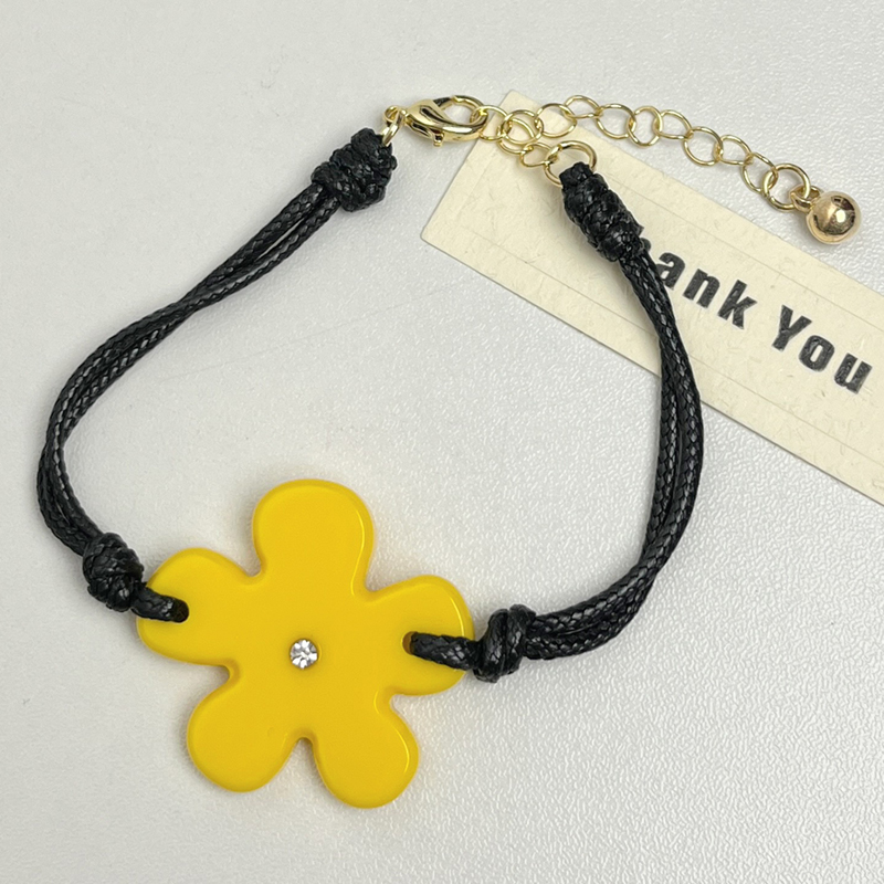 Colorful Acrylic Flower Diamond-Inlaid Necklace for Women - Elegant Clavicle Chain for Beach Vacation Style 2025