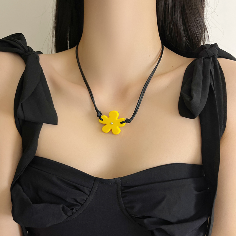 Colorful Acrylic Flower Diamond-Inlaid Necklace for Women - Elegant Clavicle Chain for Beach Vacation Style 2025 Colorful Acrylic Flower Diamond-Inlaid Necklace for Women - Elegant Clavicle Chain for Beach Vacation Style 2025