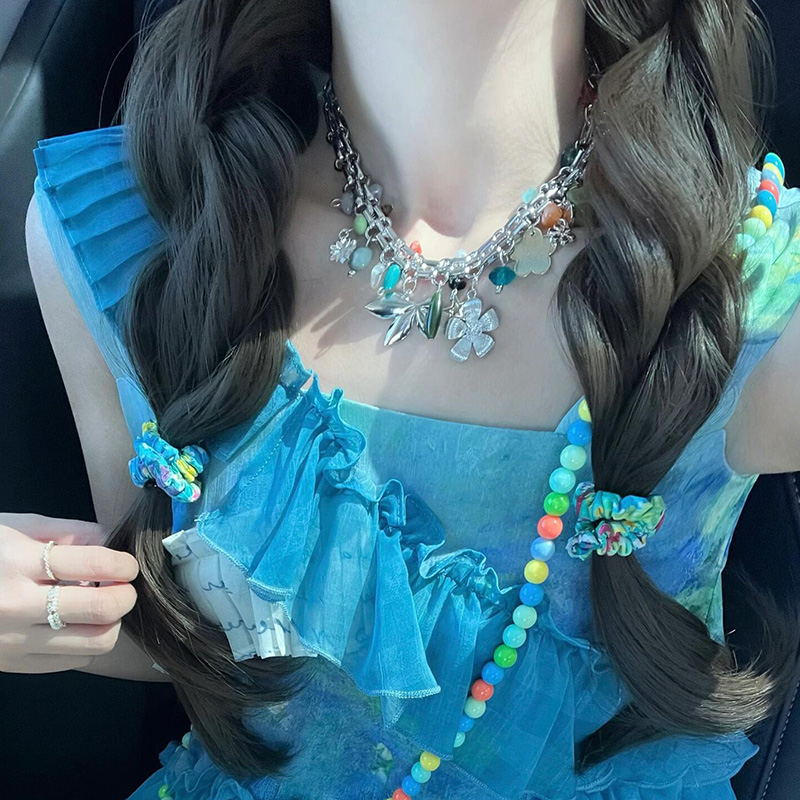 Colorful Heavy Metal Flower Necklace for Vacation Style, Trendy Clavicle Chain Accessory for Sweet and Cool Looks