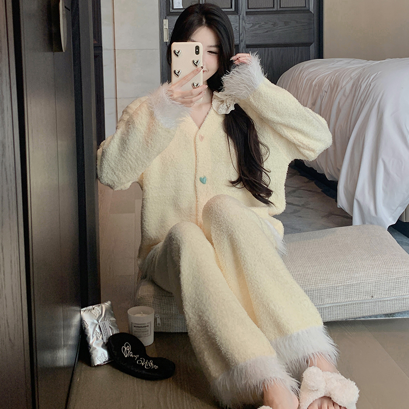 Cozy Coral Fleece Pajamas Set for Women, Thick Plush Winter Loungewear, Stylish Autumn Outfit, Versatile Indoor/Outdoor Wear
