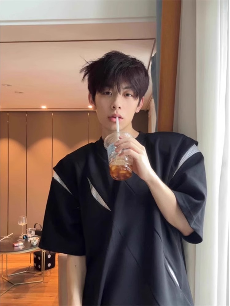 Deconstructed Patchwork Shoulder T-Shirt with Knife-Cut Shoulder Pads, Short Sleeves, American Style, High-End Fashion for Men Deconstructed Patchwork Shoulder T-Shirt with Knife-Cut Shoulder Pads, Short Sleeves, American Style, High-End Fashion for Men