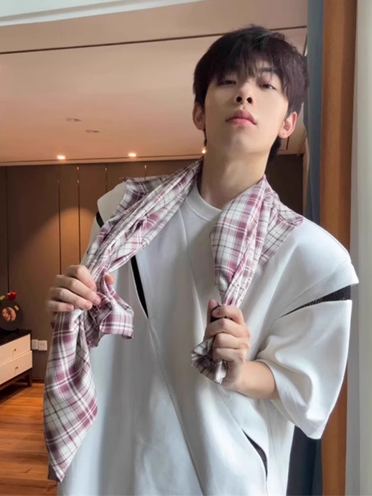 Deconstructed Patchwork Shoulder T-Shirt with Knife-Cut Shoulder Pads, Short Sleeves, American Style, High-End Fashion for Men Deconstructed Patchwork Shoulder T-Shirt with Knife-Cut Shoulder Pads, Short Sleeves, American Style, High-End Fashion for Men