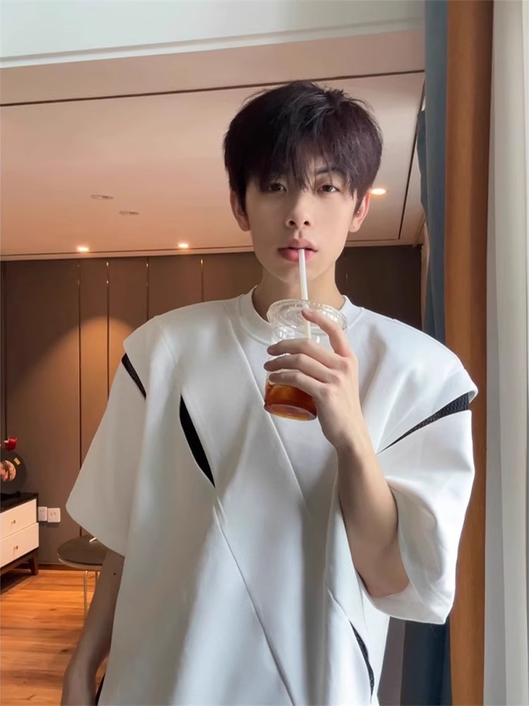 Deconstructed Patchwork Shoulder T-Shirt with Knife-Cut Shoulder Pads, Short Sleeves, American Style, High-End Fashion for Men Deconstructed Patchwork Shoulder T-Shirt with Knife-Cut Shoulder Pads, Short Sleeves, American Style, High-End Fashion for Men