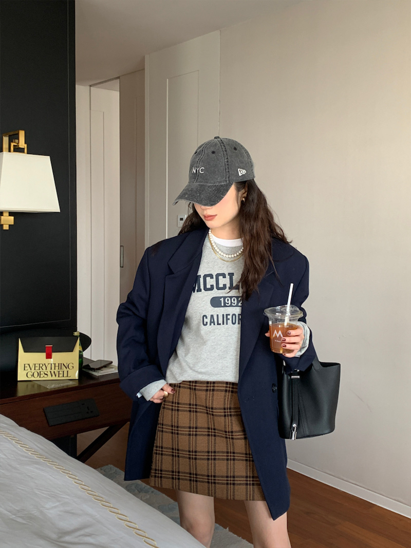 Deep Blue Slim Fit Suit Jacket for Women, Casual Long Sleeve Blazer, 2025 Autumn Fashion, Stylish Designer Look Deep Blue Slim Fit Suit Jacket for Women, Casual Long Sleeve Blazer, 2025 Autumn Fashion, Stylish Designer Look