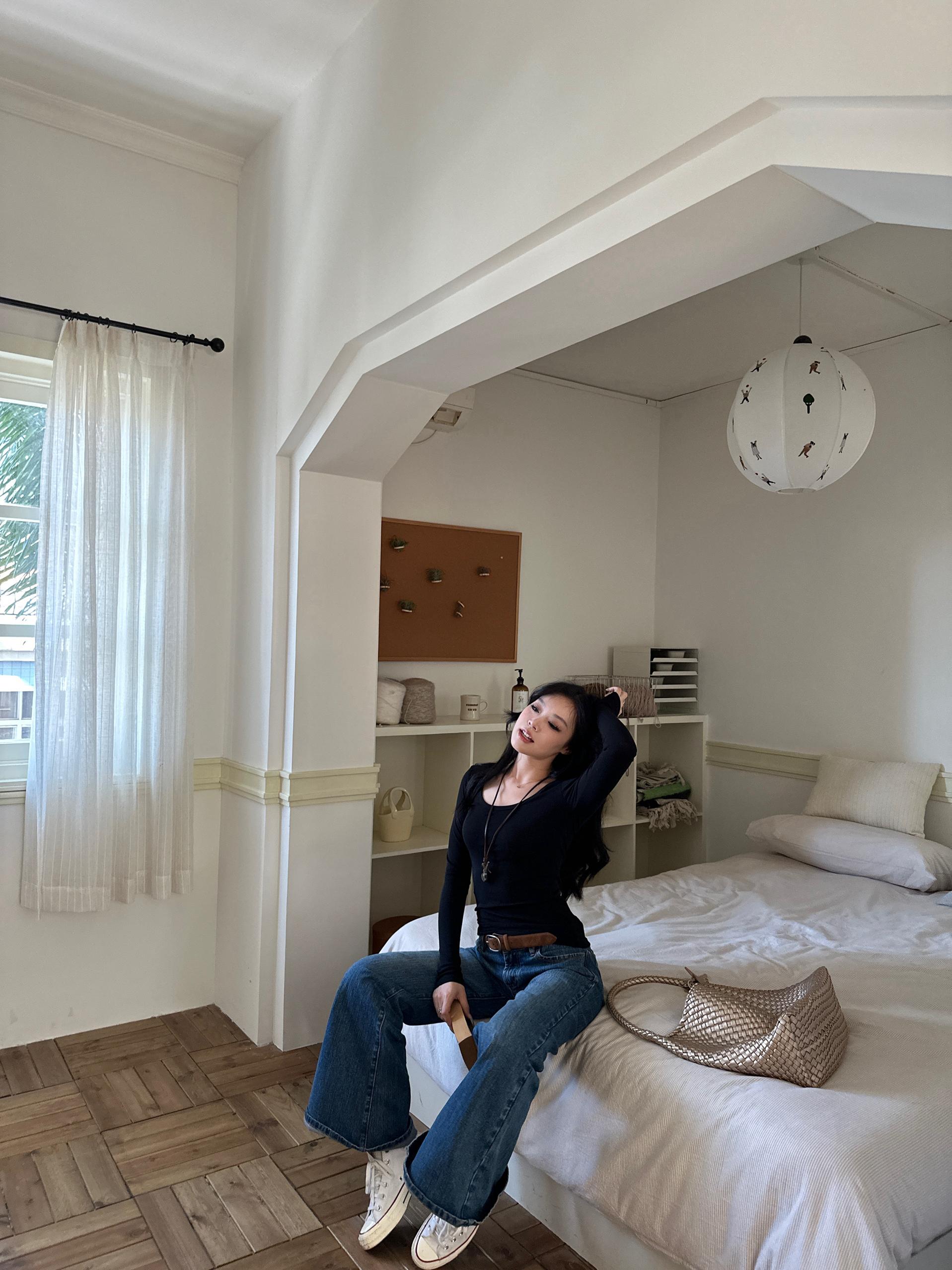 Delicate Lines Long U-Neck Base Shirt - Basic Popchee Style in 3 Colors, Perfect for Effortless Layering and Flattering Fit Delicate Lines Long U-Neck Base Shirt - Basic Popchee Style in 3 Colors, Perfect for Effortless Layering and Flattering Fit