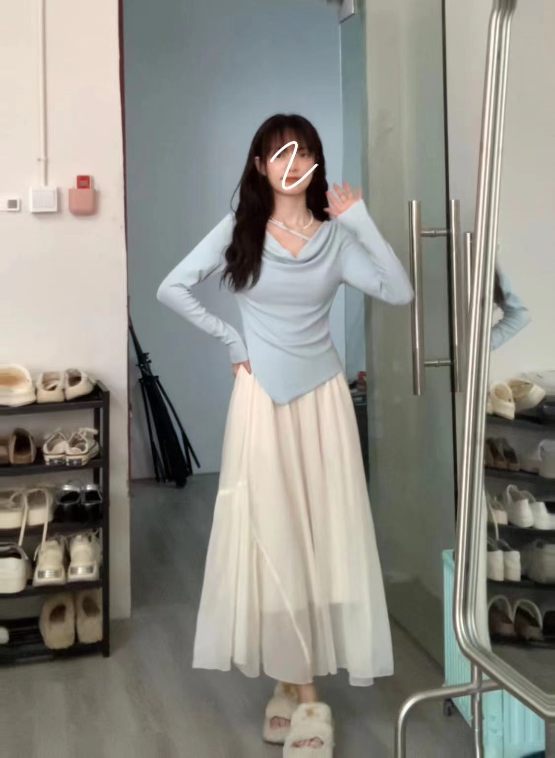 Delicate Slim-Fit White Long Sleeve T-Shirt for Women - Spring Design with Shoulder Coverage and Belly Concealment, Perfect for Casual Style Delicate Slim-Fit White Long Sleeve T-Shirt for Women - Spring Design with Shoulder Coverage and Belly Concealment, Perfect for Casual Style