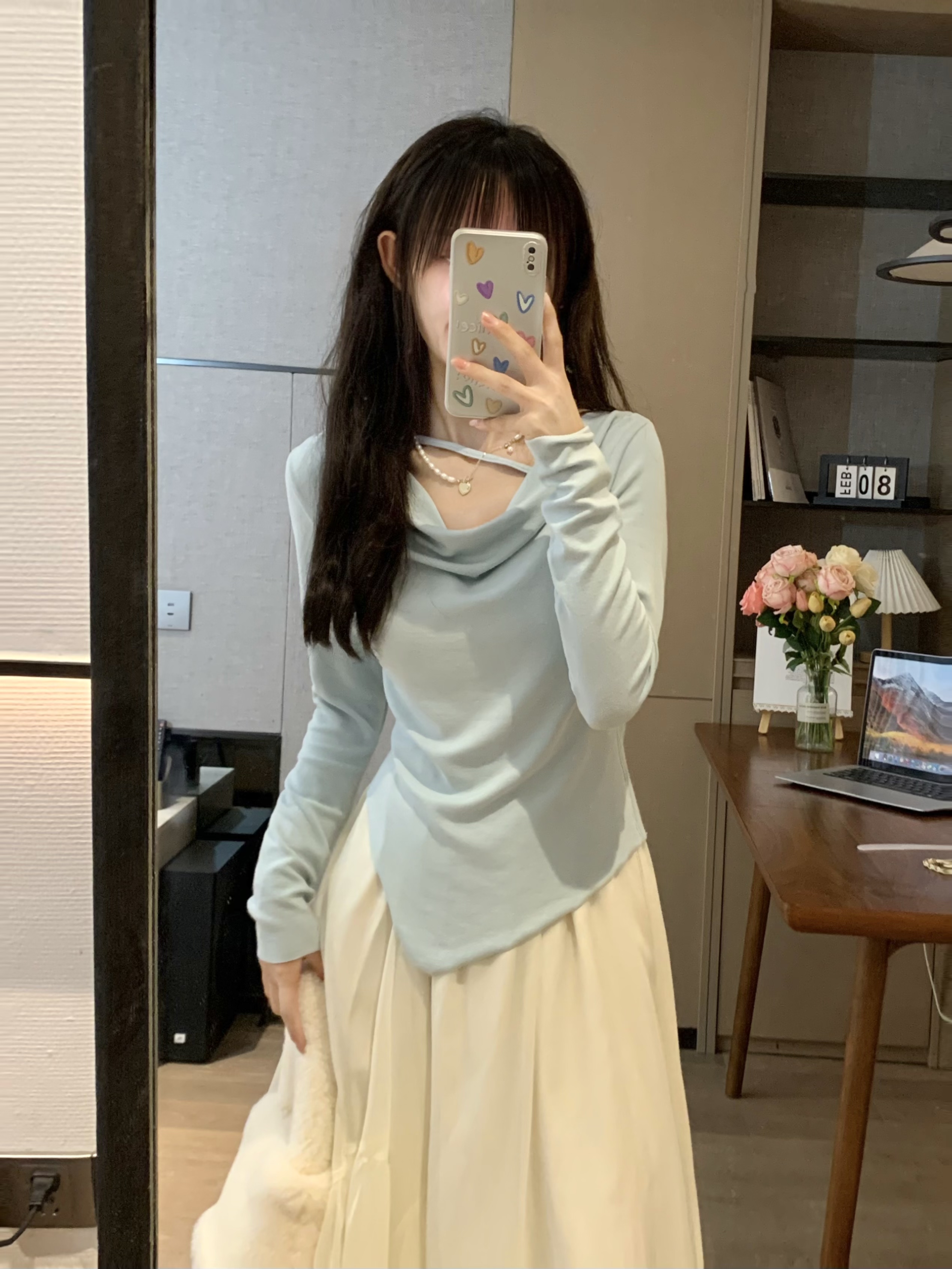 Delicate Slim-Fit White Long Sleeve T-Shirt for Women - Spring Design with Shoulder Coverage and Belly Concealment, Perfect for Casual Style Delicate Slim-Fit White Long Sleeve T-Shirt for Women - Spring Design with Shoulder Coverage and Belly Concealment, Perfect for Casual Style