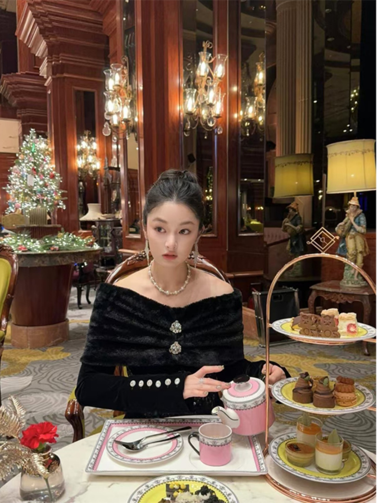 Detachable One-Shoulder Little Dress in French Style - High-End, Stunning Design Inspired by 90s Chanel Fashion Detachable One-Shoulder Little Dress in French Style - High-End, Stunning Design Inspired by 90s Chanel Fashion