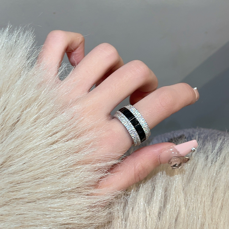 Diamond-Studded Wide Ring for Women - Luxurious Personalized Square Sugar Ring - High-End Fashion Jewelry 2025