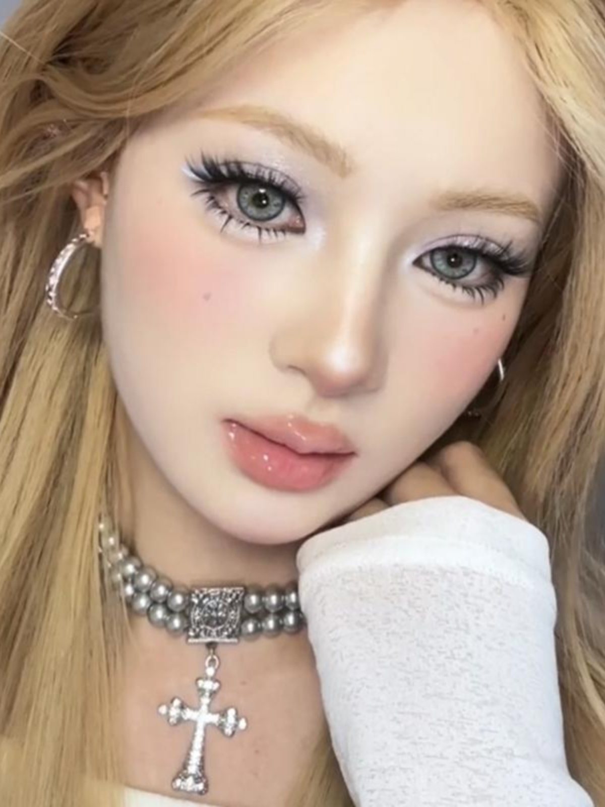 Double-Layer Cross Gray Pearl Choker Necklace - Trendy Minimalist Retro Neck Accessory for Light Luxury Style Double-Layer Cross Gray Pearl Choker Necklace - Trendy Minimalist Retro Neck Accessory for Light Luxury Style