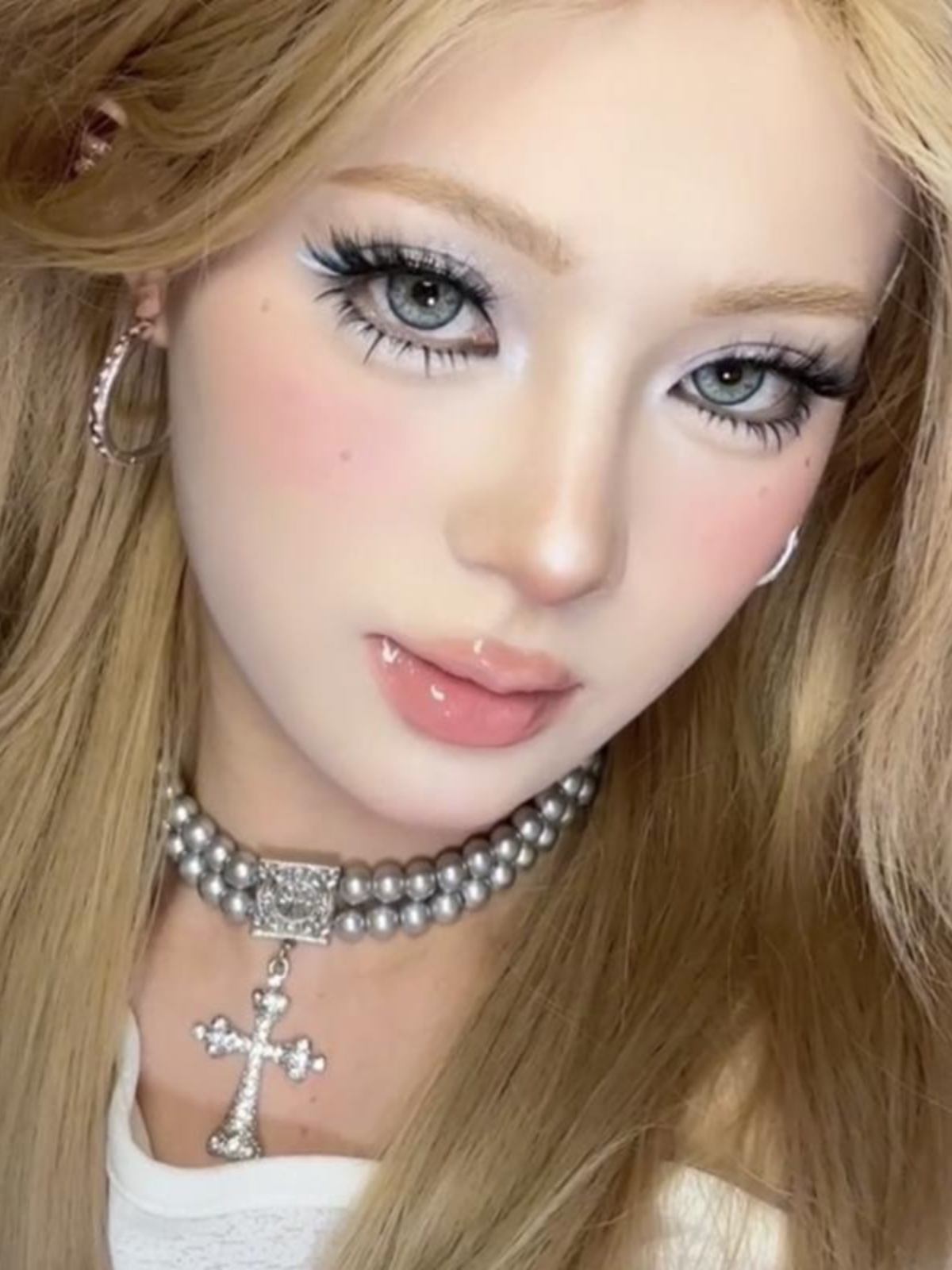 Double-Layer Cross Gray Pearl Choker Necklace - Trendy Minimalist Retro Neck Accessory for Light Luxury Style Double-Layer Cross Gray Pearl Choker Necklace - Trendy Minimalist Retro Neck Accessory for Light Luxury Style