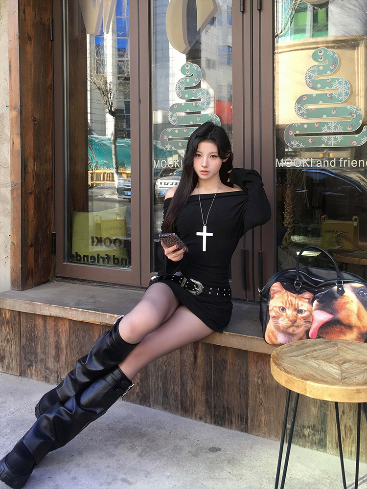 Eccentric Off-Shoulder Black Long Sleeve Dress with Waist-Cinching Design and Fitted Short Skirt - Sexy Figure-Flattering Style Eccentric Off-Shoulder Black Long Sleeve Dress with Waist-Cinching Design and Fitted Short Skirt - Sexy Figure-Flattering Style