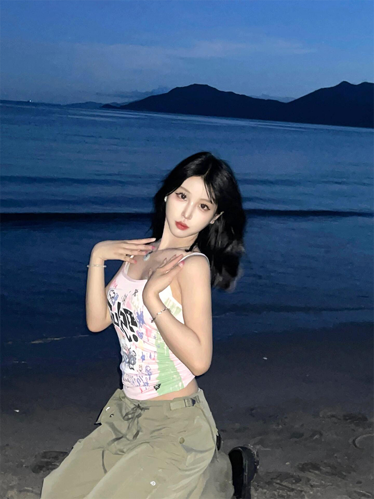 Eccentric Retro Graffiti Print Slim Fit Sleeveless Camisole Tank Top - Y2K Street Style Fashion Eccentric Retro Graffiti Print Slim Fit Sleeveless Camisole Tank Top - Y2K Street Style Fashion