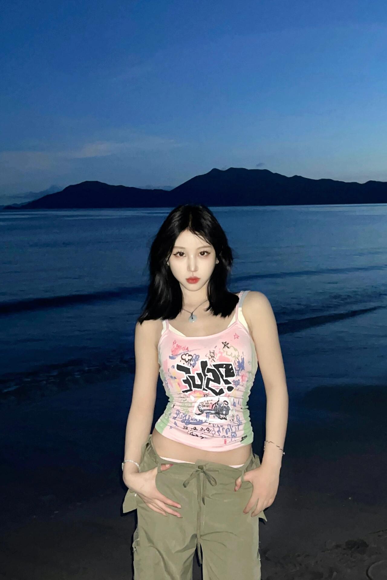 Eccentric Retro Graffiti Print Slim Fit Sleeveless Camisole Tank Top - Y2K Street Style Fashion