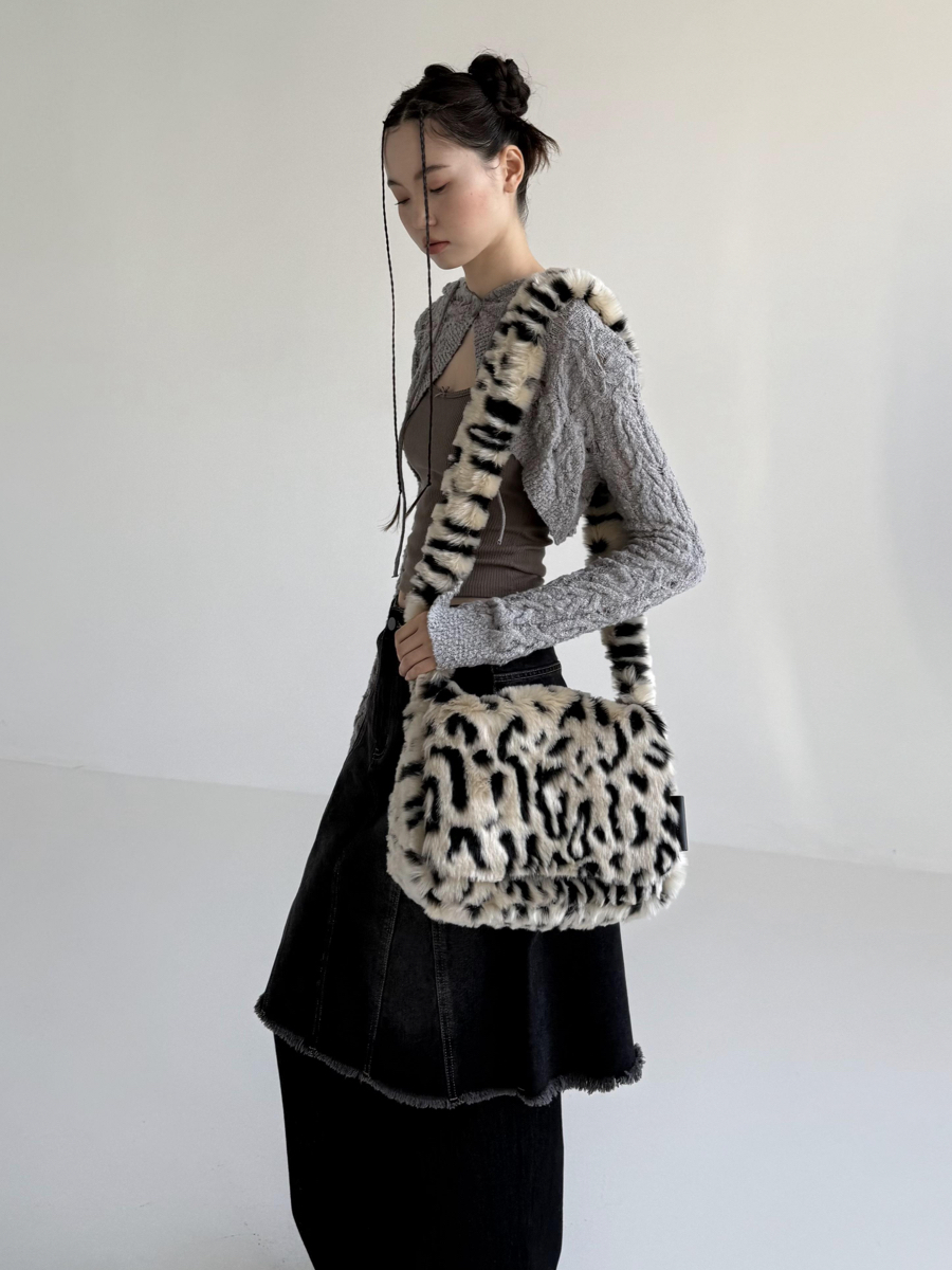 Eco-Friendly Leopard Print Fur Crossbody Bag - Square Flip Cover Design, Trendy Animal Print, Perfect for Y2K and Street Style Eco-Friendly Leopard Print Fur Crossbody Bag - Square Flip Cover Design, Trendy Animal Print, Perfect for Y2K and Street Style