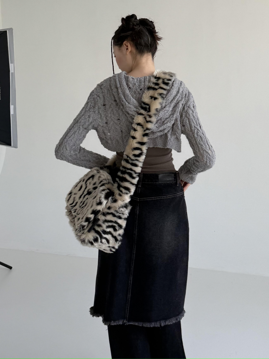 Eco-Friendly Leopard Print Fur Crossbody Bag - Square Flip Cover Design, Trendy Animal Print, Perfect for Y2K and Street Style Eco-Friendly Leopard Print Fur Crossbody Bag - Square Flip Cover Design, Trendy Animal Print, Perfect for Y2K and Street Style