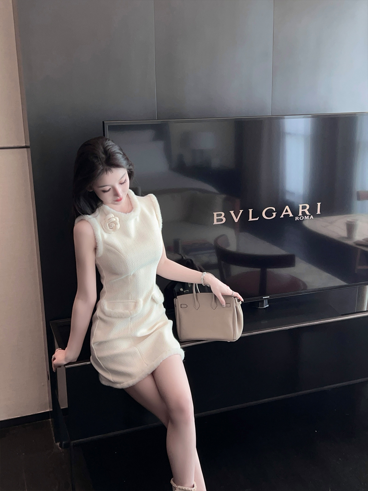 Eco-Friendly White Woolen Short Dress with Waist-Cinching Sleeveless Design and Floral Accents for Winter Fashion Eco-Friendly White Woolen Short Dress with Waist-Cinching Sleeveless Design and Floral Accents for Winter Fashion