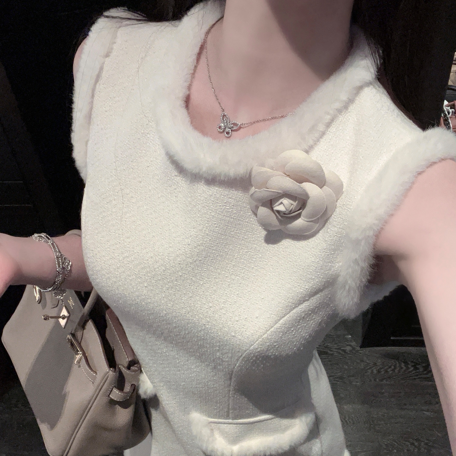 Eco-Friendly White Woolen Short Dress with Waist-Cinching Sleeveless Design and Floral Accents for Winter Fashion