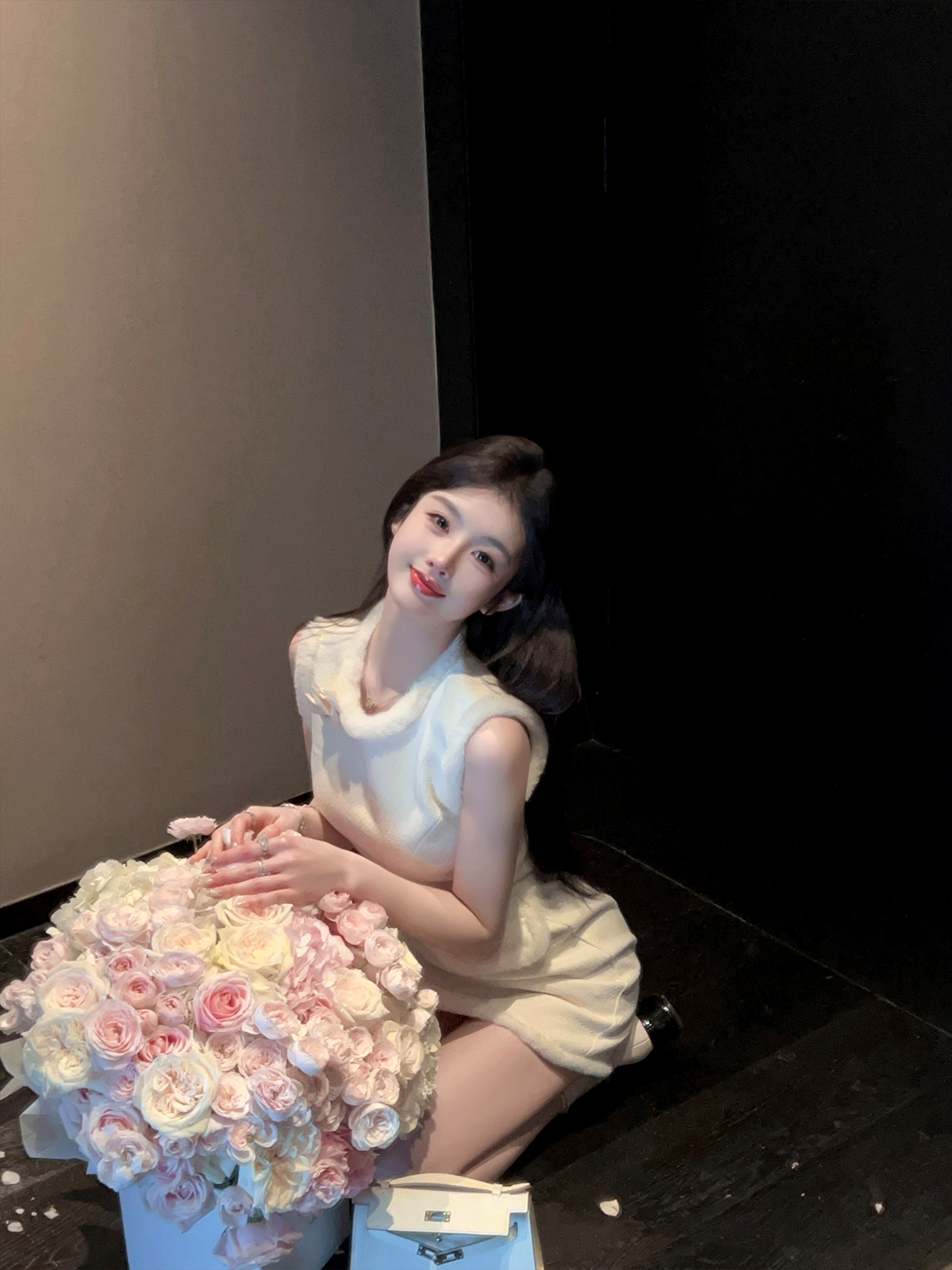 Eco-Friendly White Woolen Short Dress with Waist-Cinching Sleeveless Design and Floral Accents for Winter Fashion Eco-Friendly White Woolen Short Dress with Waist-Cinching Sleeveless Design and Floral Accents for Winter Fashion