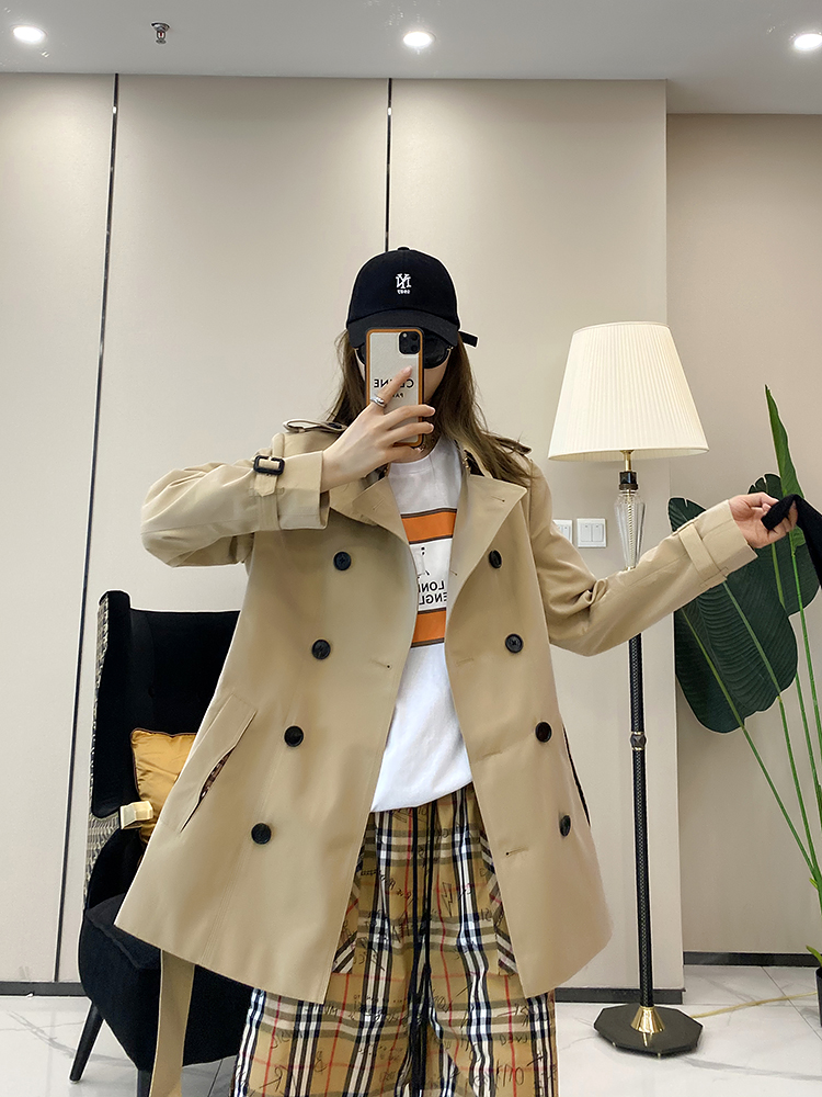 Elegant British Classic Mid-Length Trench Coat for Women - Double-Breasted, Lapel, Shoulder Epaulet, Waist Belt, Autumn Style Elegant British Classic Mid-Length Trench Coat for Women - Double-Breasted, Lapel, Shoulder Epaulet, Waist Belt, Autumn Style