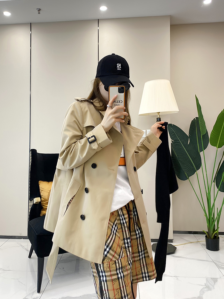 Elegant British Classic Mid-Length Trench Coat for Women - Double-Breasted, Lapel, Shoulder Epaulet, Waist Belt, Autumn Style Elegant British Classic Mid-Length Trench Coat for Women - Double-Breasted, Lapel, Shoulder Epaulet, Waist Belt, Autumn Style