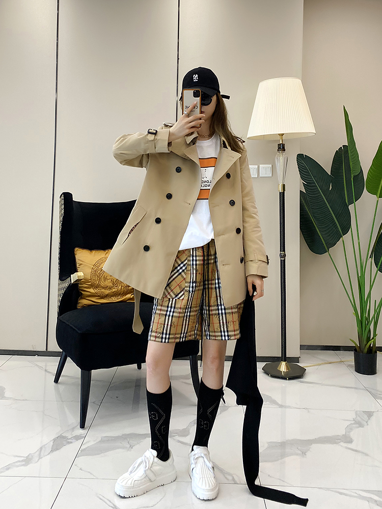 Elegant British Classic Mid-Length Trench Coat for Women - Double-Breasted, Lapel, Shoulder Epaulet, Waist Belt, Autumn Style Elegant British Classic Mid-Length Trench Coat for Women - Double-Breasted, Lapel, Shoulder Epaulet, Waist Belt, Autumn Style