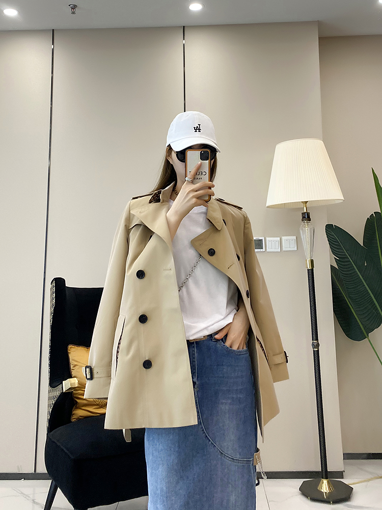 Elegant British Classic Mid-Length Trench Coat for Women - Double-Breasted, Lapel, Shoulder Epaulet, Waist Belt, Autumn Style Elegant British Classic Mid-Length Trench Coat for Women - Double-Breasted, Lapel, Shoulder Epaulet, Waist Belt, Autumn Style