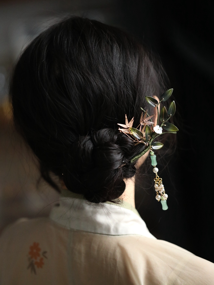 Elegant Chinese-Style Bamboo Leaf Hairpin with Tassels for Updos - High-End Ancient Design with Cool Vibe Elegant Chinese-Style Bamboo Leaf Hairpin with Tassels for Updos - High-End Ancient Design with Cool Vibe