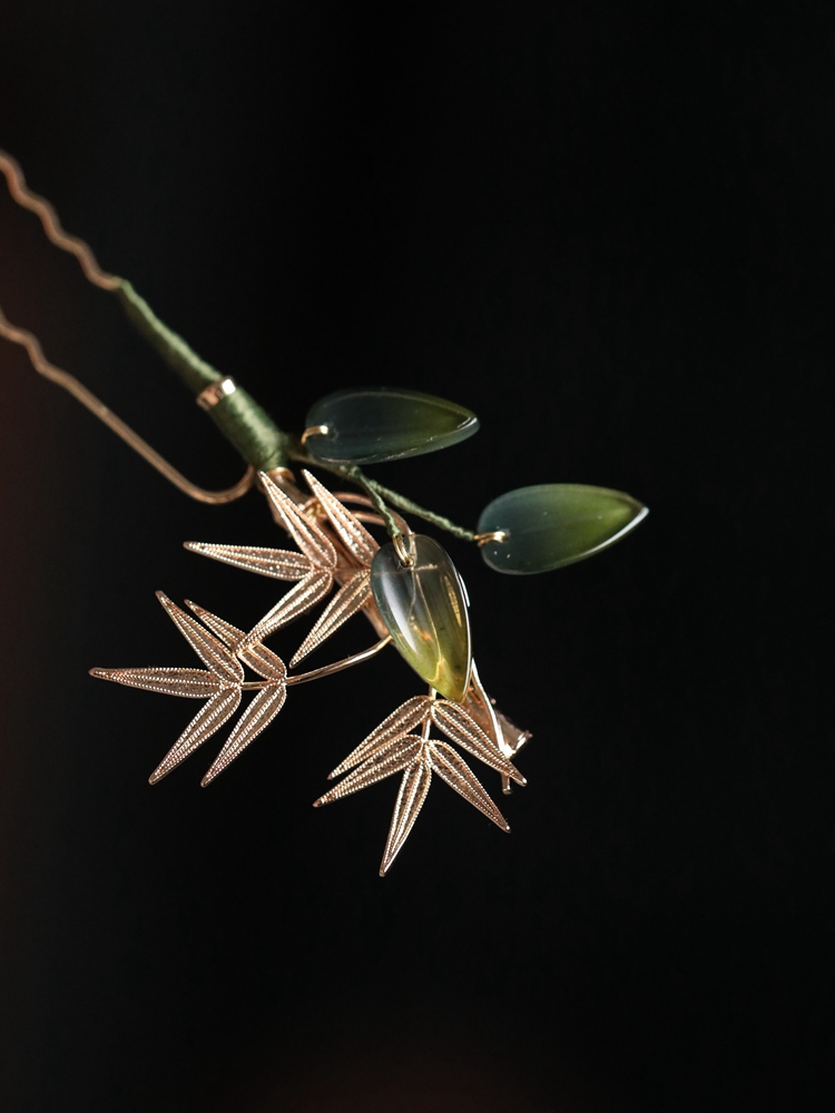 Elegant Chinese-Style Bamboo Leaf Hairpin with Tassels for Updos - High-End Ancient Design with Cool Vibe Elegant Chinese-Style Bamboo Leaf Hairpin with Tassels for Updos - High-End Ancient Design with Cool Vibe