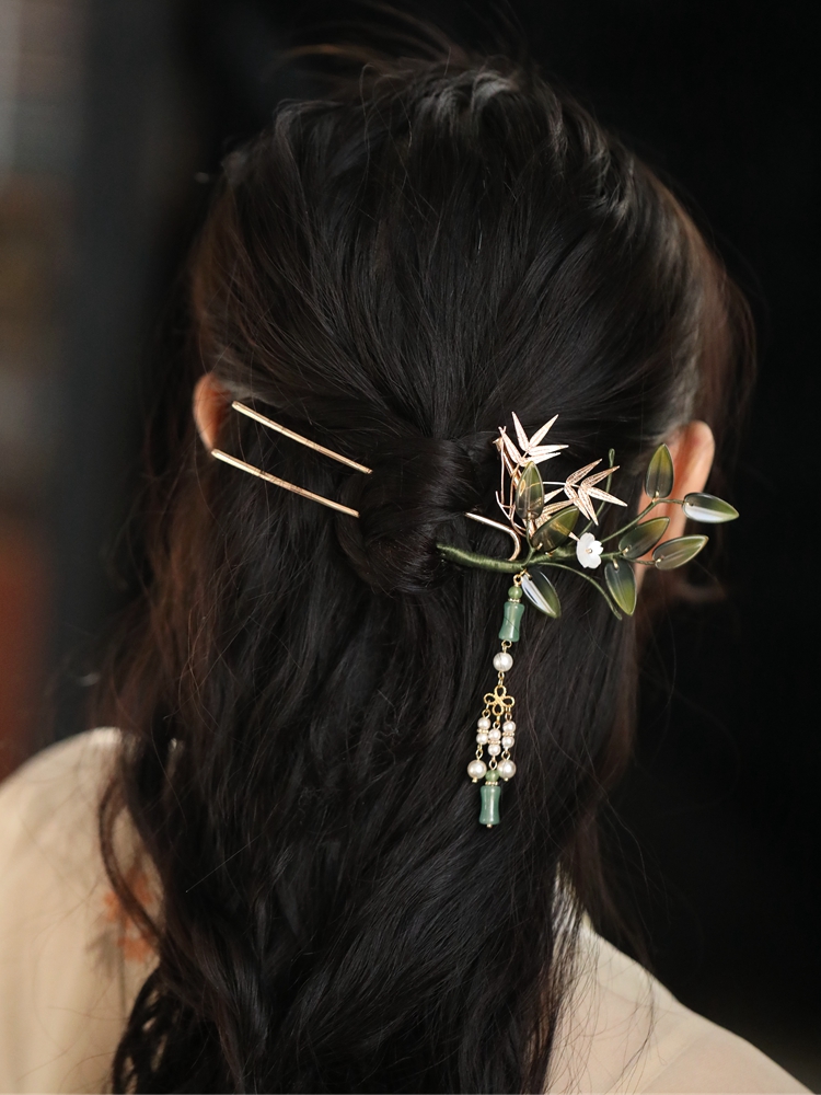 Elegant Chinese-Style Bamboo Leaf Hairpin with Tassels for Updos - High-End Ancient Design with Cool Vibe Elegant Chinese-Style Bamboo Leaf Hairpin with Tassels for Updos - High-End Ancient Design with Cool Vibe