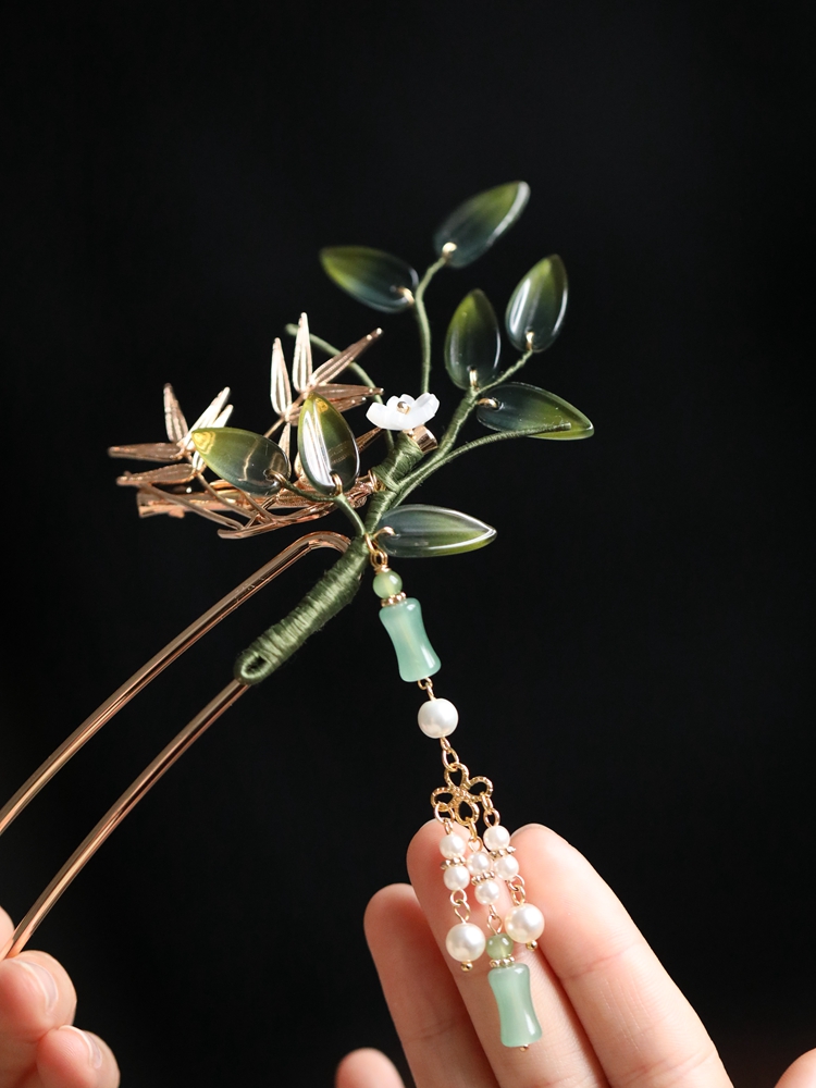 Elegant Chinese-Style Bamboo Leaf Hairpin with Tassels for Updos - High-End Ancient Design with Cool Vibe Elegant Chinese-Style Bamboo Leaf Hairpin with Tassels for Updos - High-End Ancient Design with Cool Vibe