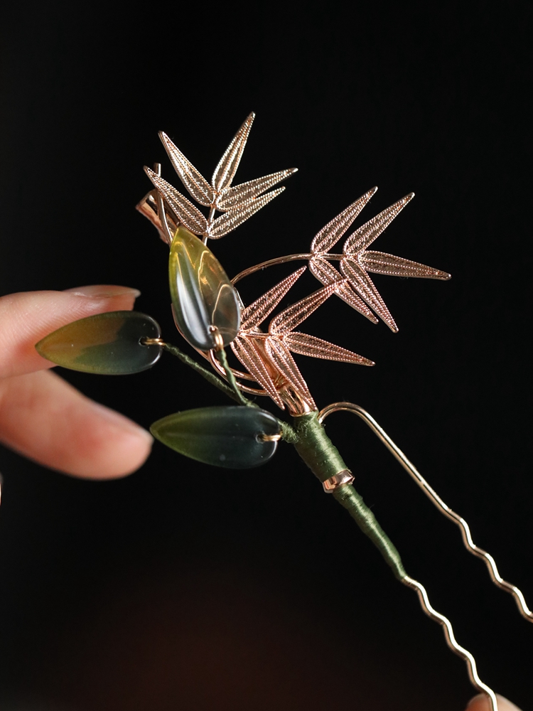 Elegant Chinese-Style Bamboo Leaf Hairpin with Tassels for Updos - High-End Ancient Design with Cool Vibe Elegant Chinese-Style Bamboo Leaf Hairpin with Tassels for Updos - High-End Ancient Design with Cool Vibe