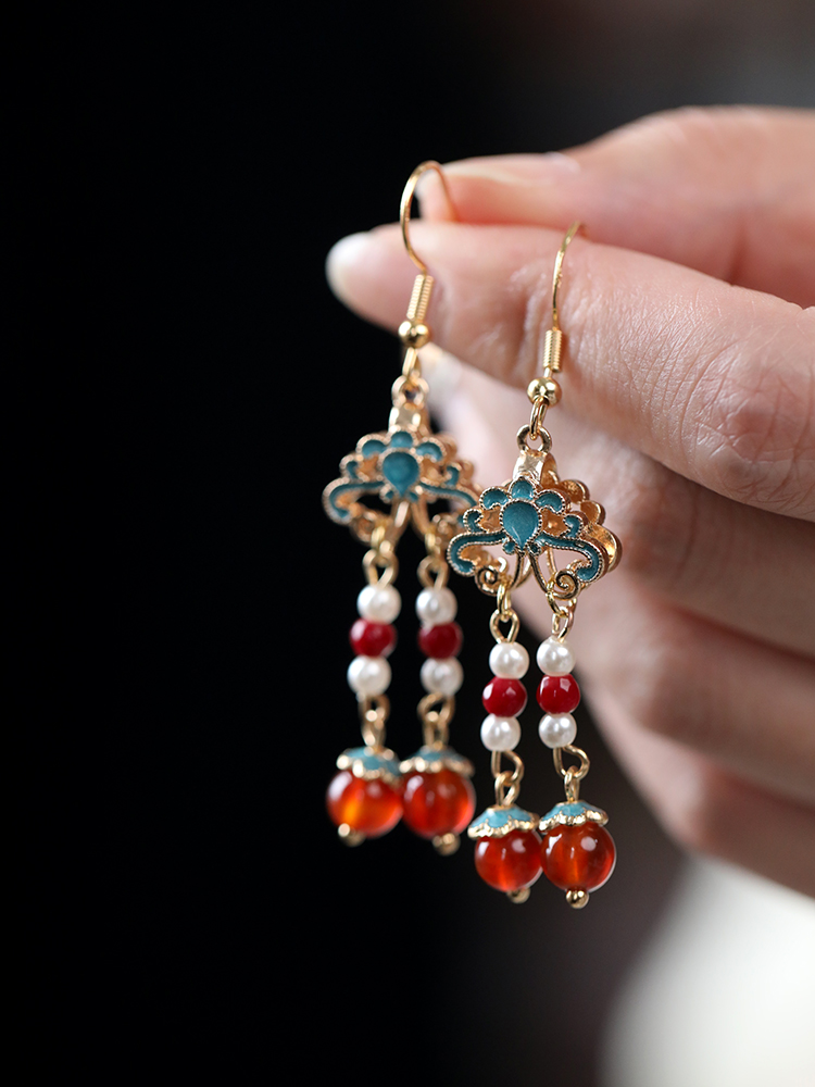 Elegant Chinese-Style Cheongsam Drop Earrings with Small Tassels - Red Wedding Accessories for Brides and Classic Occasions Elegant Chinese-Style Cheongsam Drop Earrings with Small Tassels - Red Wedding Accessories for Brides and Classic Occasions
