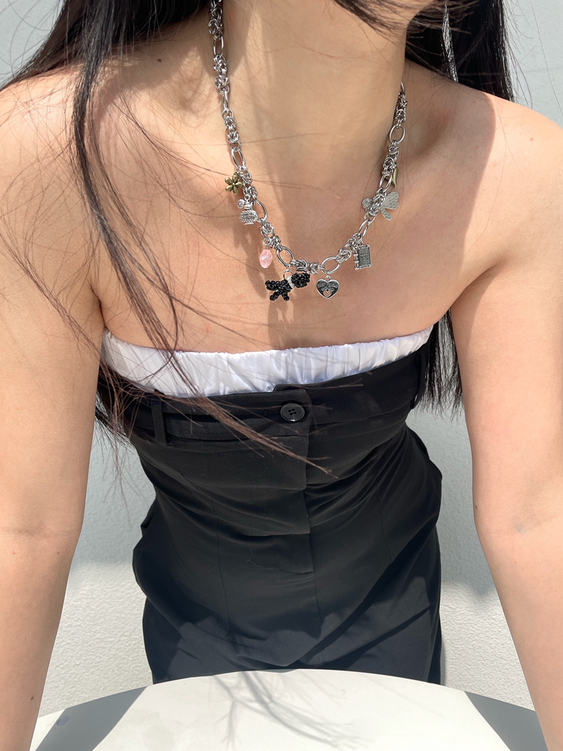 Elegant Clavicle Necklace with Various Pendant Dog Shell Beads - Chic Choker for a Spicy Sweet Cool Style Elegant Clavicle Necklace with Various Pendant Dog Shell Beads - Chic Choker for a Spicy Sweet Cool Style