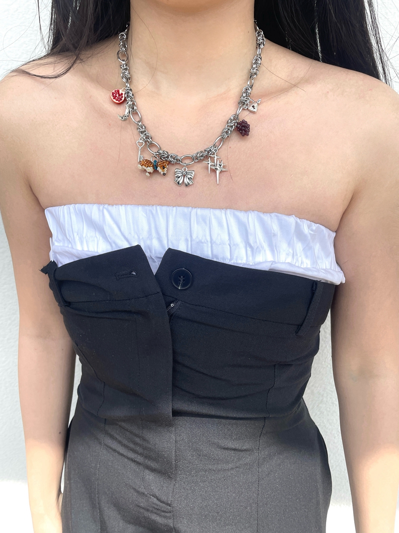 Elegant Clavicle Necklace with Various Pendant Dog Shell Beads - Chic Choker for a Spicy Sweet Cool Style Elegant Clavicle Necklace with Various Pendant Dog Shell Beads - Chic Choker for a Spicy Sweet Cool Style