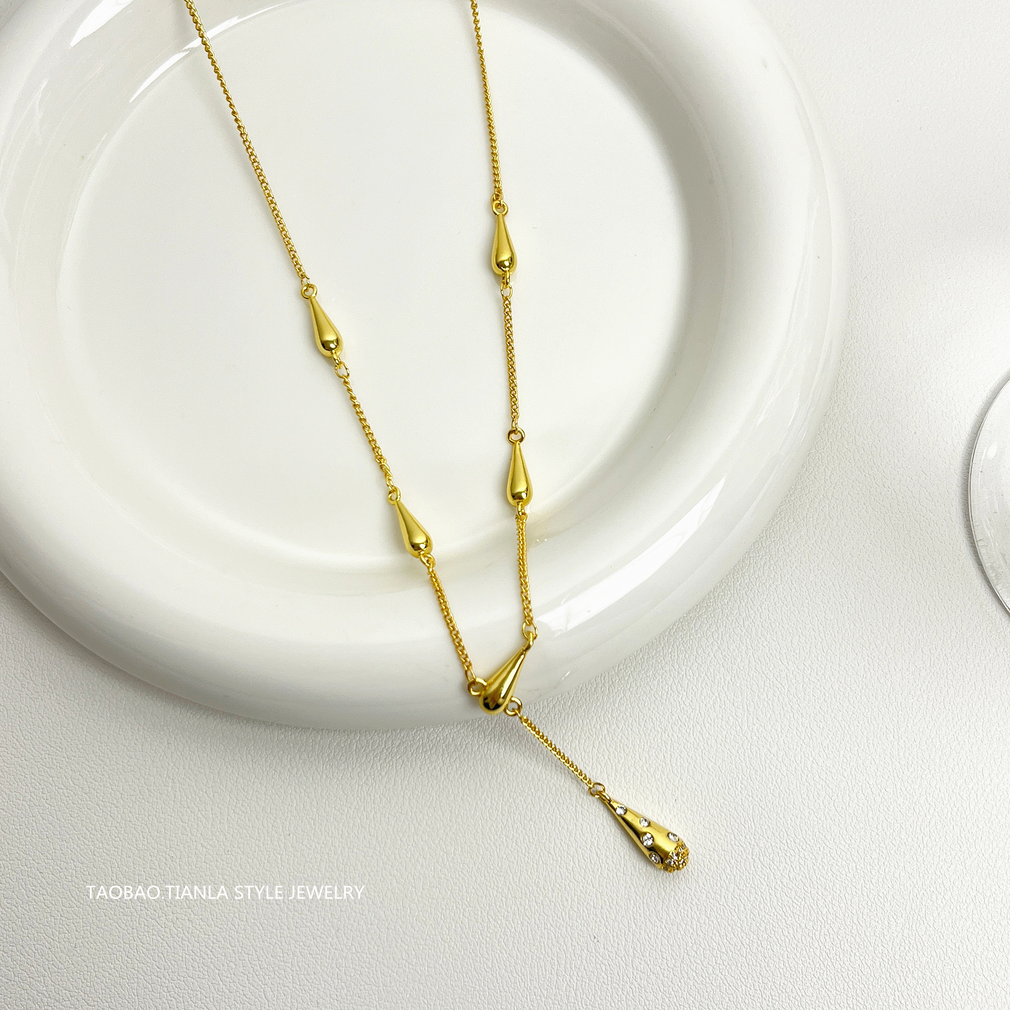 Elegant Gold Water Drop Necklace for Women - 2025 Light Luxury Design, High-End Collarbone Chain, Socialite Style Jewelry Elegant Gold Water Drop Necklace for Women - 2025 Light Luxury Design, High-End Collarbone Chain, Socialite Style Jewelry