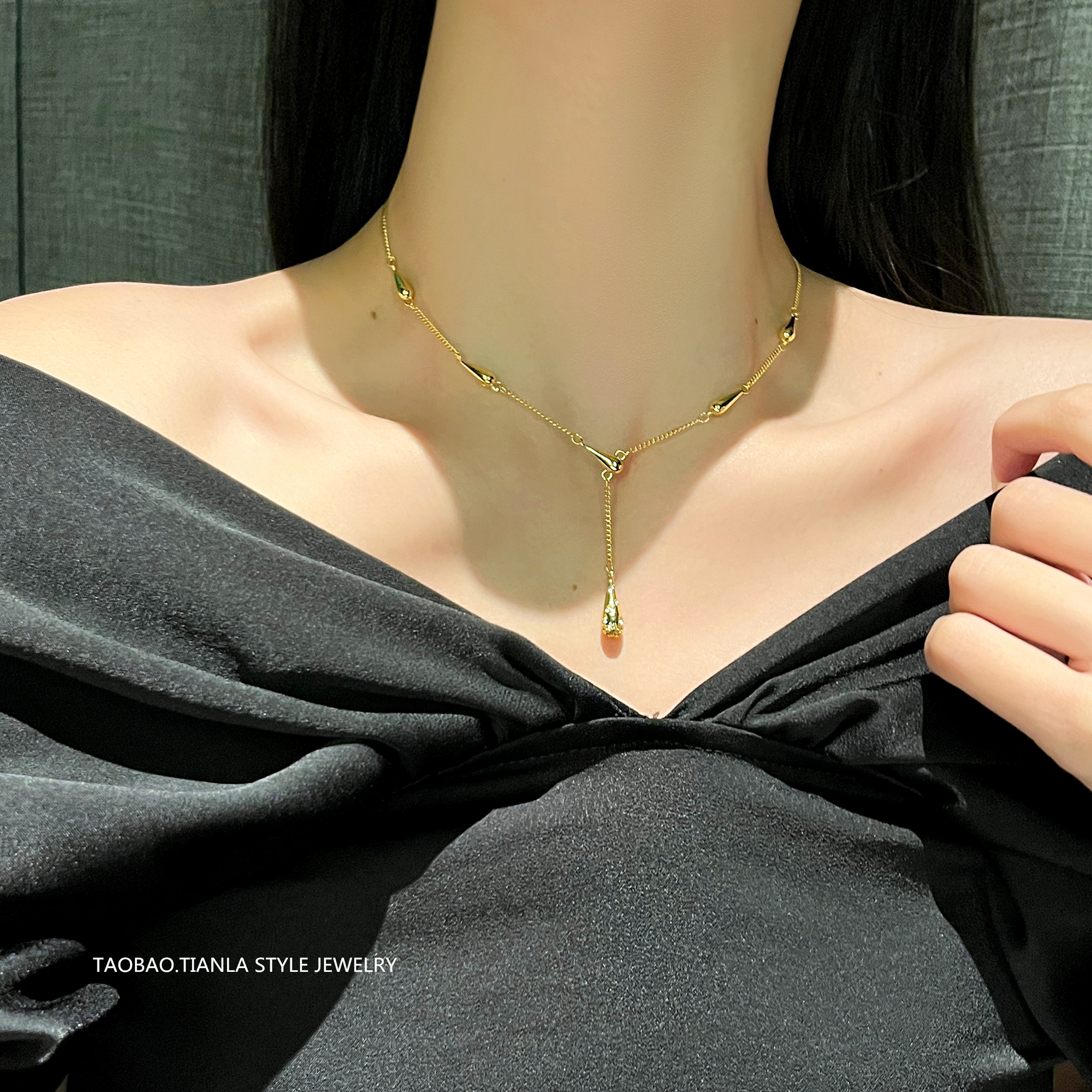 Elegant Gold Water Drop Necklace for Women - 2025 Light Luxury Design, High-End Collarbone Chain, Socialite Style Jewelry Elegant Gold Water Drop Necklace for Women - 2025 Light Luxury Design, High-End Collarbone Chain, Socialite Style Jewelry