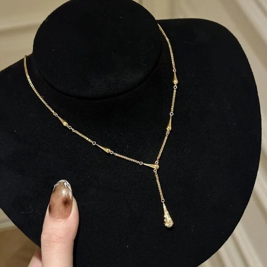 Elegant Gold Water Drop Necklace for Women - 2025 Light Luxury Design, High-End Collarbone Chain, Socialite Style Jewelry Elegant Gold Water Drop Necklace for Women - 2025 Light Luxury Design, High-End Collarbone Chain, Socialite Style Jewelry