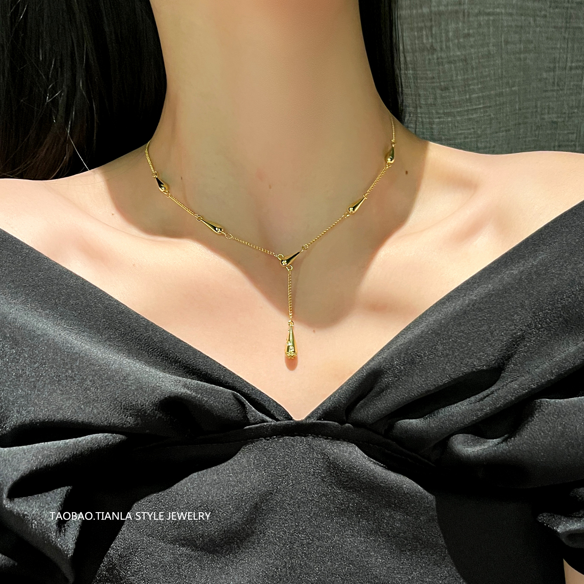 Elegant Gold Water Drop Necklace for Women - 2025 Light Luxury Design, High-End Collarbone Chain, Socialite Style Jewelry Elegant Gold Water Drop Necklace for Women - 2025 Light Luxury Design, High-End Collarbone Chain, Socialite Style Jewelry