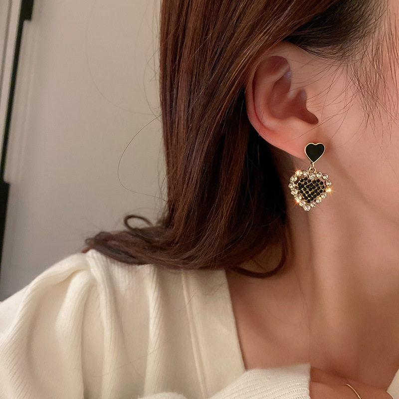 Elegant Heart-Shaped Hollow Earrings, Niche Designer Style, Chic Ear Accessories for Fashion Lovers