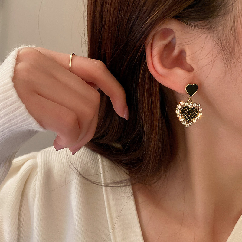 Elegant Heart-Shaped Hollow Earrings, Niche Designer Style, Chic Ear Accessories for Fashion Lovers Elegant Heart-Shaped Hollow Earrings, Niche Designer Style, Chic Ear Accessories for Fashion Lovers