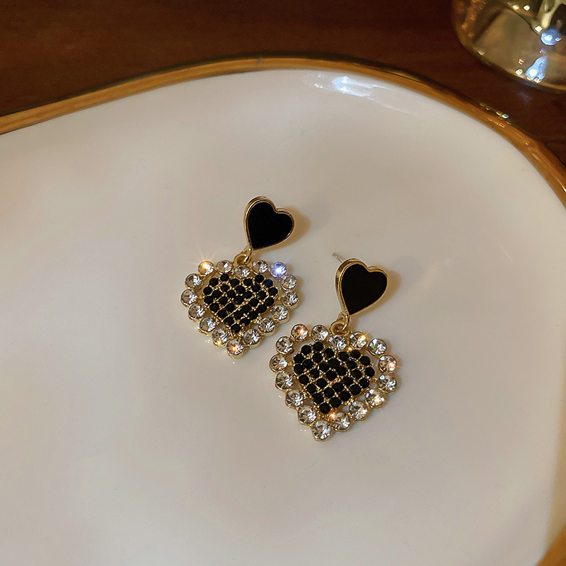 Elegant Heart-Shaped Hollow Earrings, Niche Designer Style, Chic Ear Accessories for Fashion Lovers Elegant Heart-Shaped Hollow Earrings, Niche Designer Style, Chic Ear Accessories for Fashion Lovers