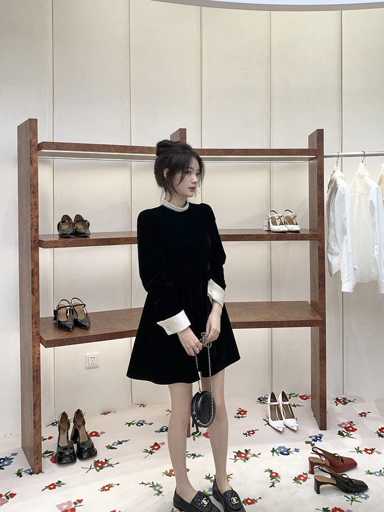 Elegant Hepburn-Style Black Velvet Dress for Women, Waist-Cinching, Petite Fit, Spring Layering, Short Skirt, Timeless Fashion Elegant Hepburn-Style Black Velvet Dress for Women, Waist-Cinching, Petite Fit, Spring Layering, Short Skirt, Timeless Fashion