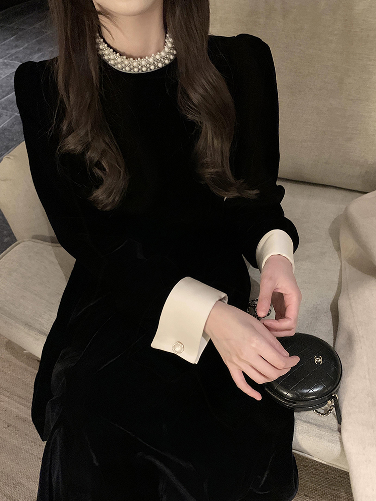 Elegant Hepburn-Style Black Velvet Dress for Women, Waist-Cinching, Petite Fit, Spring Layering, Short Skirt, Timeless Fashion Elegant Hepburn-Style Black Velvet Dress for Women, Waist-Cinching, Petite Fit, Spring Layering, Short Skirt, Timeless Fashion