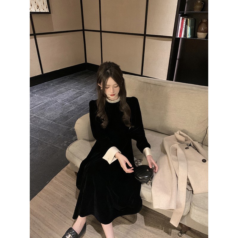 Elegant Hepburn-Style Black Velvet Dress for Women, Waist-Cinching, Petite Fit, Spring Layering, Short Skirt, Timeless Fashion Elegant Hepburn-Style Black Velvet Dress for Women, Waist-Cinching, Petite Fit, Spring Layering, Short Skirt, Timeless Fashion