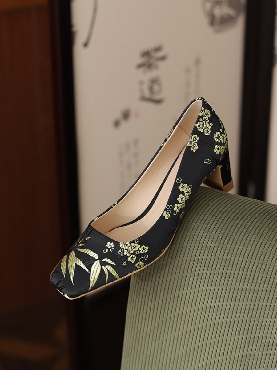 Elegant High-End Qipao Shoes with Thick Heels for Wedding Banquets - Comfortable Fit for Wide Feet, Perfect for Traditional Outfits
